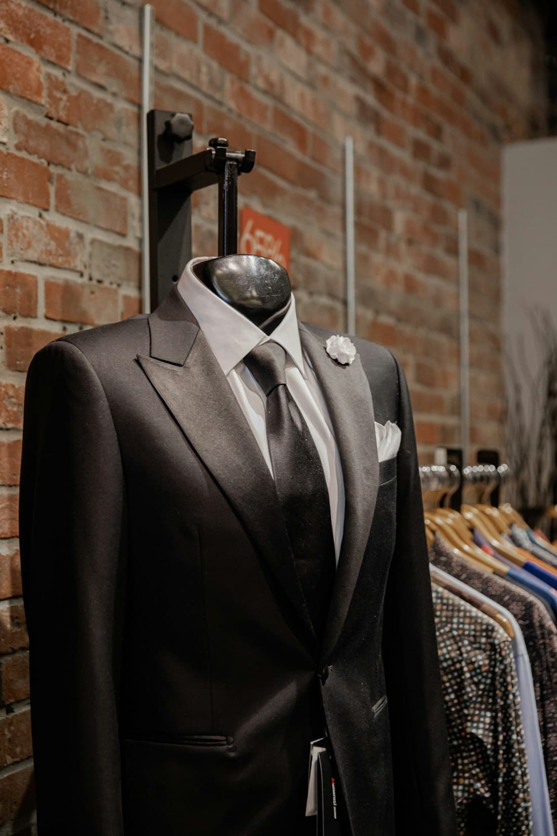 Smoking preto em manequim no atelier — catálogo Sartoria Oito
