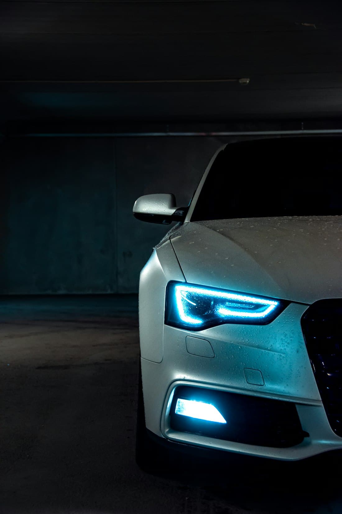 Farol de LED aceso em garagem escura — catálogo Vermont Motors